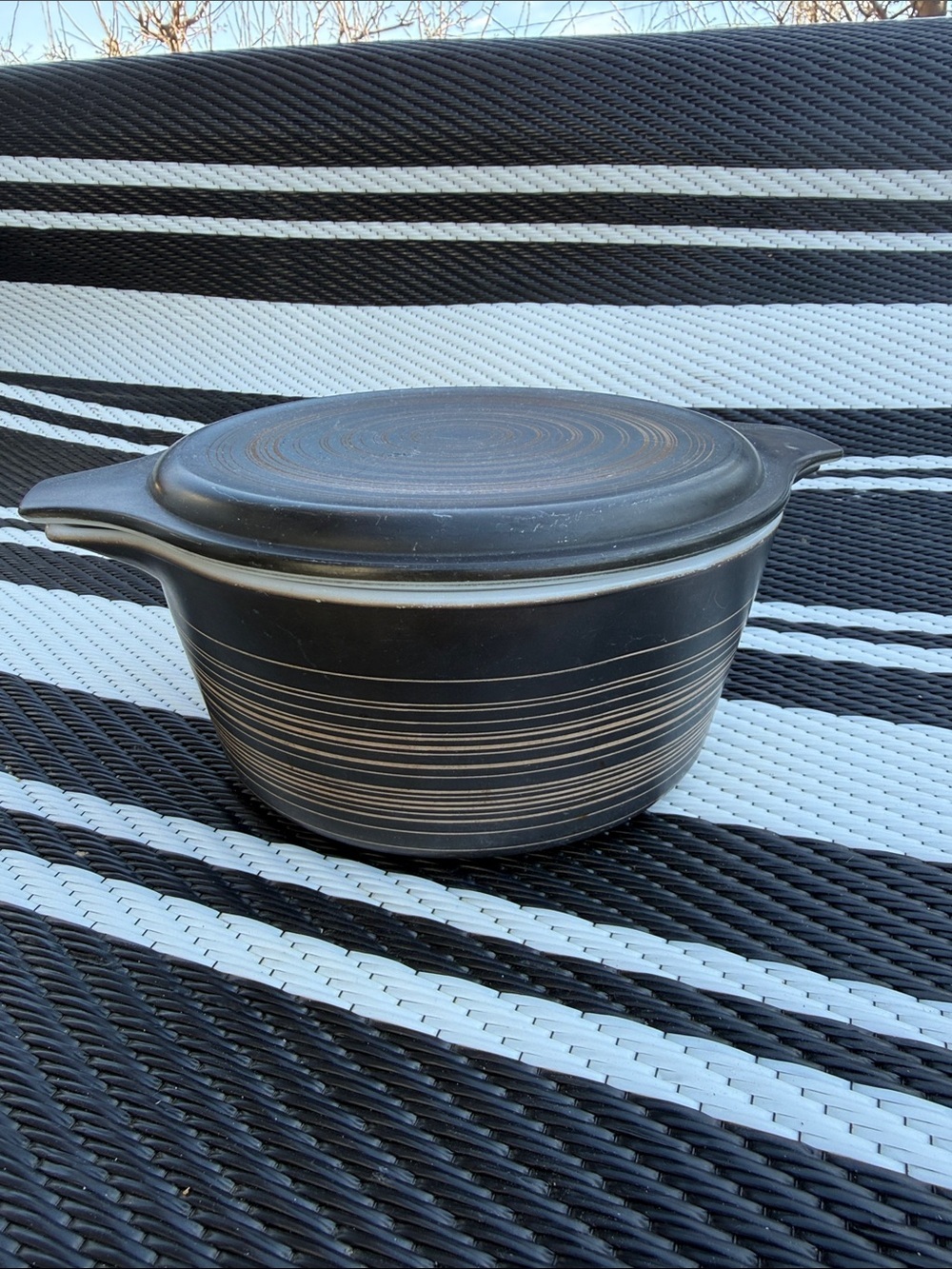 vintage Pyrex 1.5-quart lidded casserole dish in the "Terra" pattern 474-B